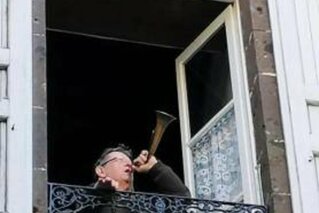 LES HABITANTS JOUENT DE LA MUSIQUE AU BALCON