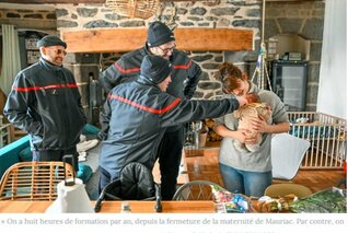 UNE EXTRAORDINAIRE HISTOIRE DANS LE CANTAL, LE PETIT LEWIS, UN PEU PRESSE, EST NE DANS LA FERME FAMILIALE