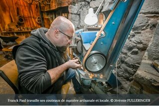 DANS LE CANTAL, UN COUTELIER TRANSFORME LES RACINES DE GENTIANE EN COUTEAUX