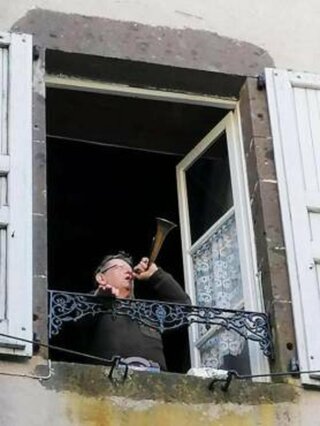 LES HABITANTS JOUENT DE LA MUSIQUE AU BALCON