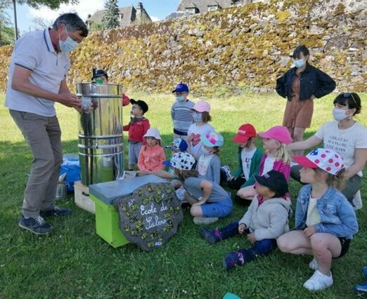 UNE DECOUVERTE DU MONDE DE L'APICULTURE A HAUTEUR D'ENFANTS