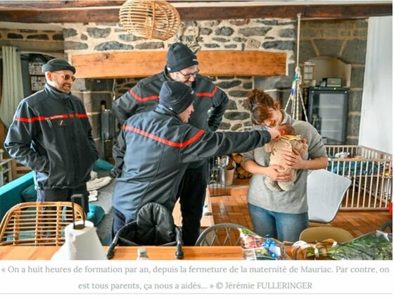 UNE EXTRAORDINAIRE HISTOIRE DANS LE CANTAL, LE PETIT LEWIS, UN PEU PRESSE, EST NE DANS LA FERME FAMILIALE