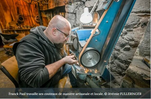 DANS LE CANTAL, UN COUTELIER TRANSFORME LES RACINES DE GENTIANE EN COUTEAUX