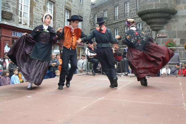 Salers, Gala folklorique de la Sagranière sur la place Tyssandier d