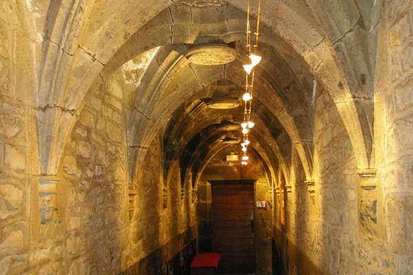 Salers, couloir de la Maison du Commandeur