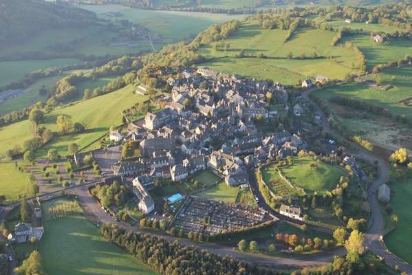 Salers, vue du ciel (Borne Audrey)