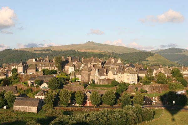 Salers, vue du ciel (Barri