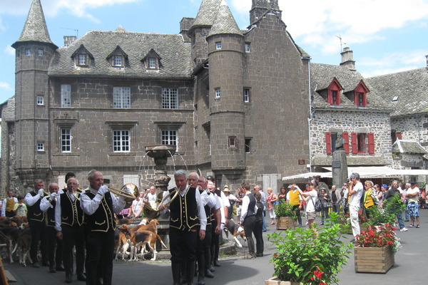 Salers, Fête chasse et nature 2016 sur la place Tyssandier d