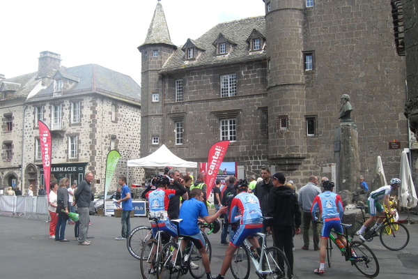 Salers, le Tour Cantal cadet 2016 sur la Place Tyssandier d