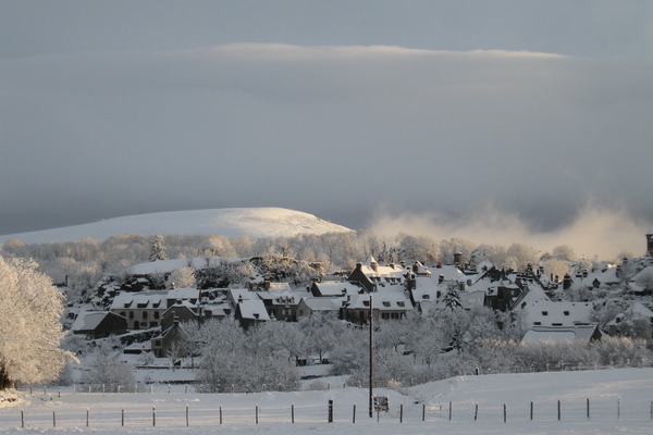 Salers neige, vue générale (Laporte M-L)