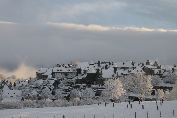 Salers neige, vue générale (Laporte M-L)