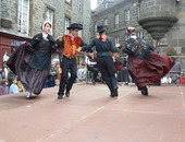 Salers, Gala folklorique de la Sagranière sur la place Tyssandier d'Escous