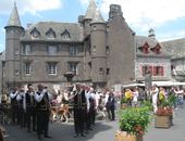 Salers, Fête chasse et nature 2016 sur la place Tyssandier d'Escous (Laporte M-L)