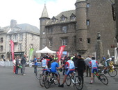 Salers, le Tour Cantal cadet 2016 sur la Place Tyssandier d'Escous (Laporte M-Laure)